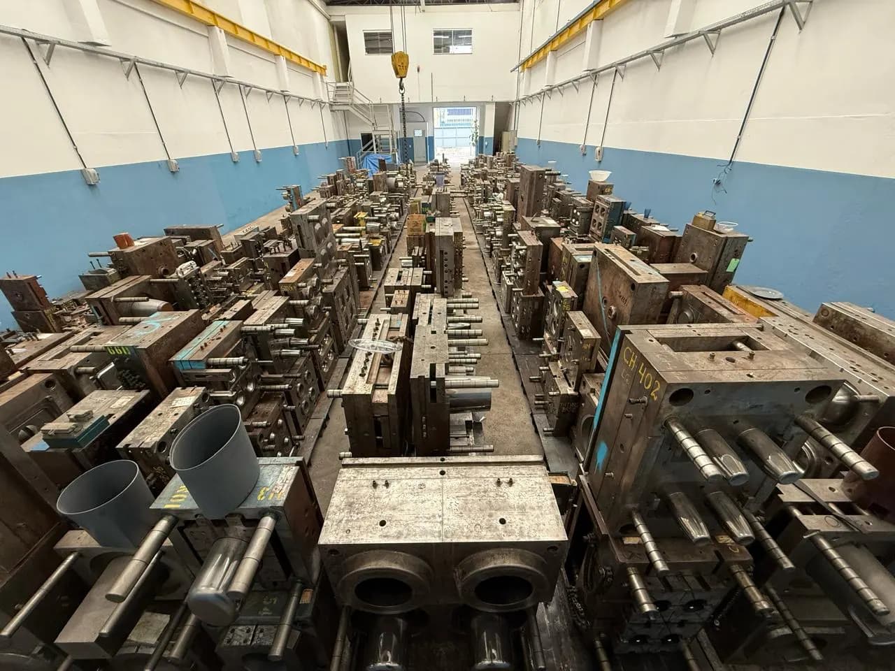 Moldes e equipamentos industriais no depósito da 3WS em São Paulo